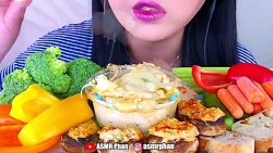 خوردن چیزای عجیب که نمیدونم چی...