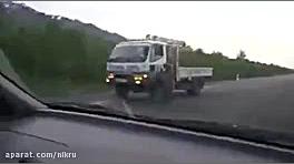 خرس وحشی که از راننده‌های عبوری تقاضای غذا می‌کند! همایون شجریان