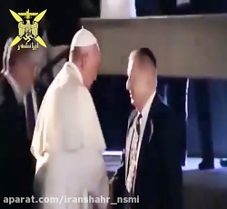 دست بوسی پاپ از خاندان های با...