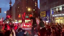 مردم در حال اعتراض به پلیس نیو...