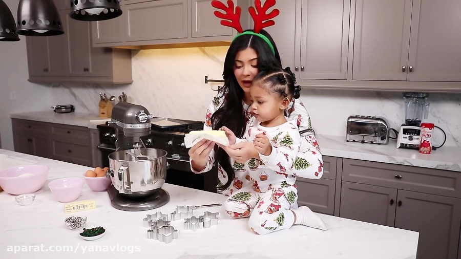 کایلی جنر و دخترش شیرینی میپزن...