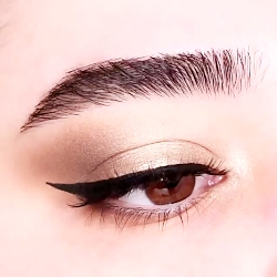 آرایش چشم خیلی خشگل و لایت