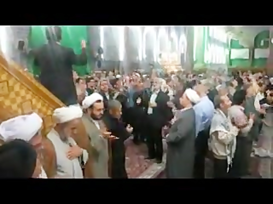 سینه زنی در حرم امام حسین با مداحی حسن باقری