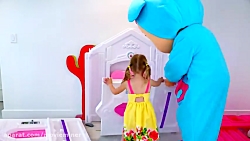 ناستیا با عروسکاش بازی میکنه