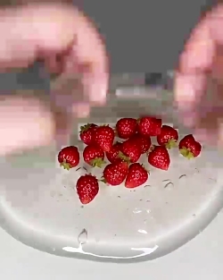 اسلایم و توت فرنگی