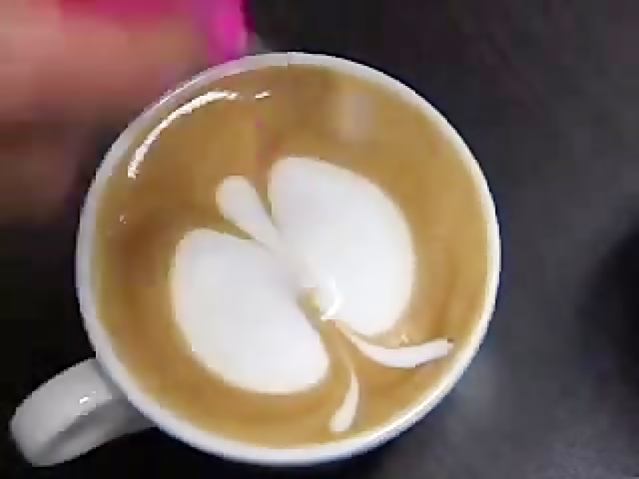 Капучино с сердечком. Как сделать кофе видео. Молочная пена кофе. Узоры на кофейной пенке. Приготовление латте.