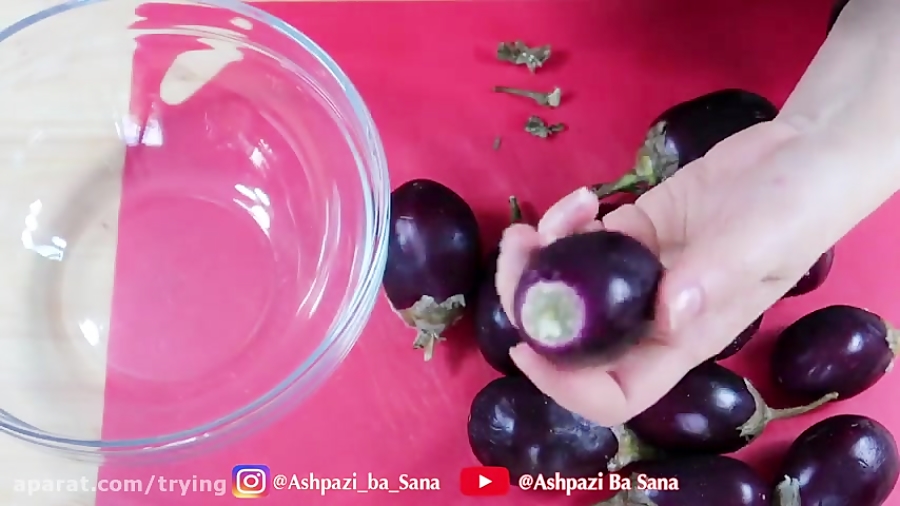 ترشی بادمجان شکم پر با عطر سبزیهای معطر و طعم سیر
