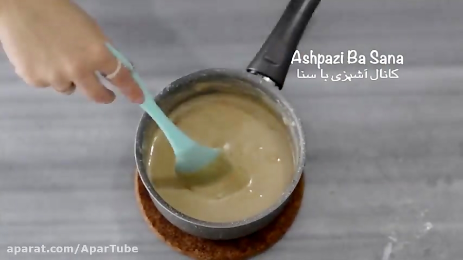 طرز تهیه شیرینی گردویی ایرانی با سطح ترکدار به سبک قنادی