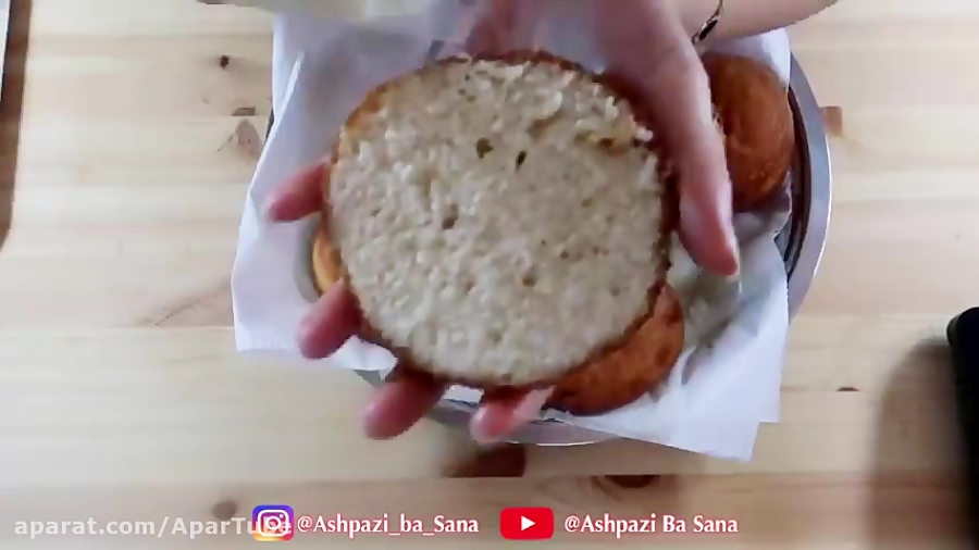 پیراشکی کرم دار (دونات وانیلی) با فیلینگ کرم وانیلی