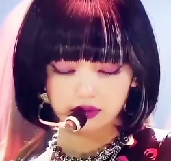 وای خدا لیسا را نگاه کن آخه چق...