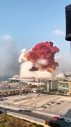لحظه انفجار مهیب بندر بیروت در...