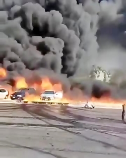 تصاویری از خودروهای گیر کرده در آتش بازار بزرگ عجمان امارات