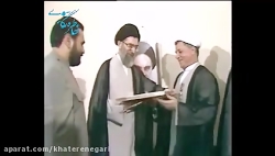 فیلمی دیده نشده از اهدا نشان فتح به هاشمی رفسنجانی توسط آیت الله خامنه ای
