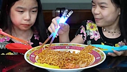 چالش غذا خوری دو قلو ها _ خورد...