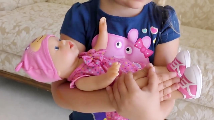 دیانا و اسباب بازی ها - بازی دیانا با بچه عروسک کوچولو