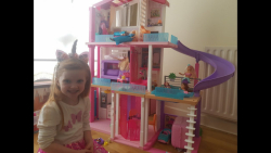 عروسک های باربی در خانه رویایی...