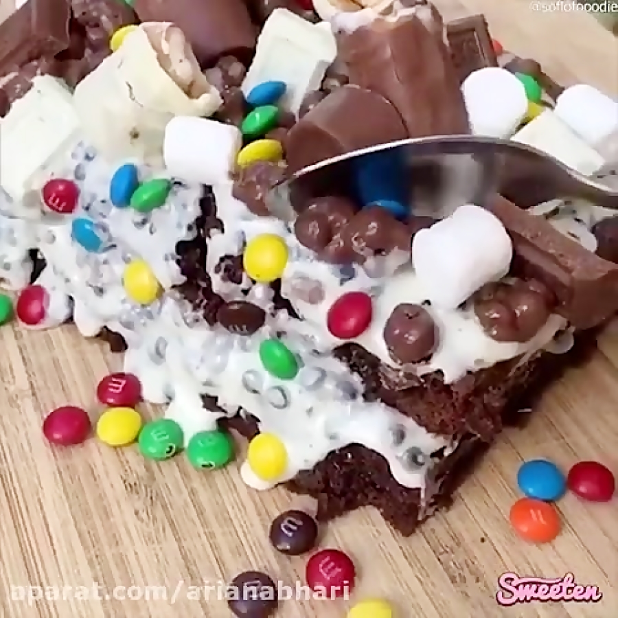 تزیین و طراحی کیک شکلاتی با اسمارتیز