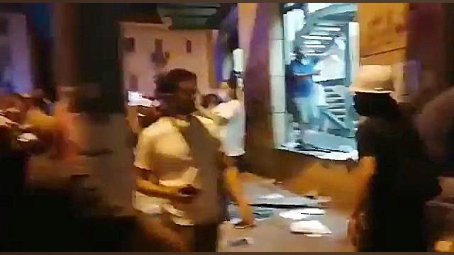 معترضان لبنانی در ادامه اعتراض خشونت آمیز خود وارد ساختمان های وزارت اقتصاد، وزا ویروس‌شناسی انسانی