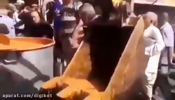 پخش کردن آش با بیل مکانیکی