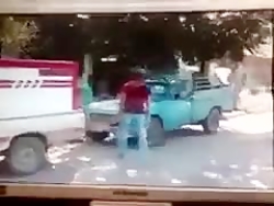 مرده نمیتونه اینگیلیسی حرف بزن...