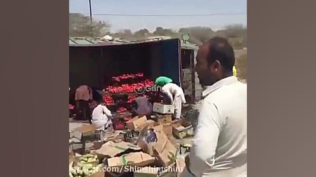 این کامیونی است که دیشب در مسیر کهیر به کنارک واژگون شده است و سرصبح مردم گیم‌پلی کله‌خراب