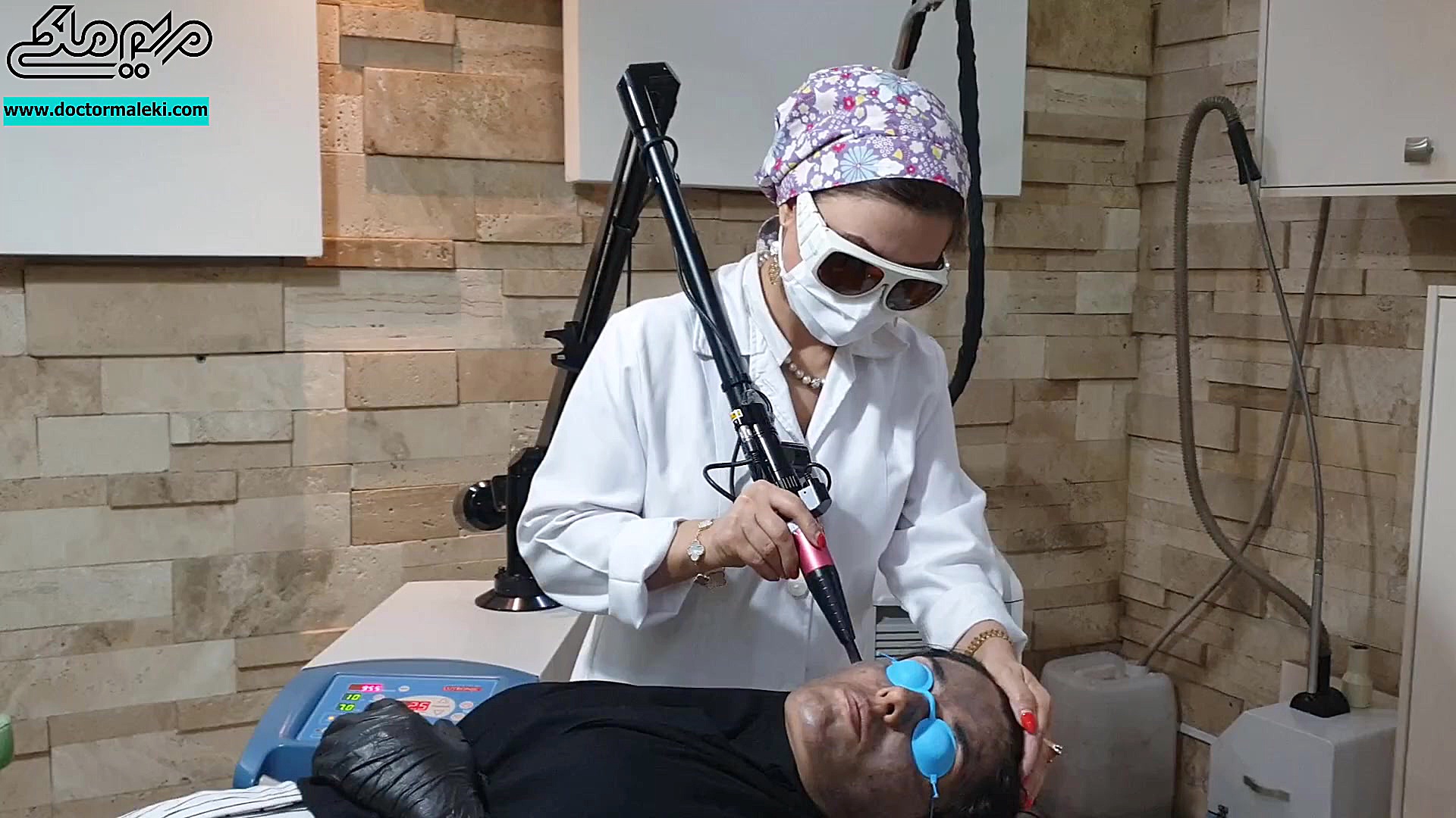 لیزر کربن پیل دکتر مریم ملکی - کلینیک پوست و مو و زیبایی هور