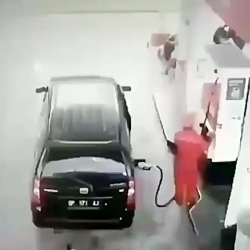 حادثه ترسناک در پمپ بنزین !!!!...