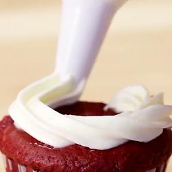 مخمل قرمز کیک پنیر، جعبه کیک