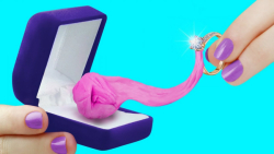 شوخی با رژ لب  سوراخ کردن خمیر...