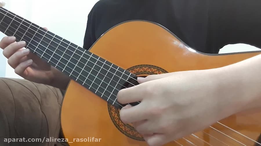گیتار زدن قسمتی از آهنگ romanc...