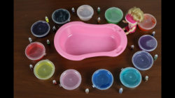 مخلوط کردن اسلایمهای رنگی و گل...