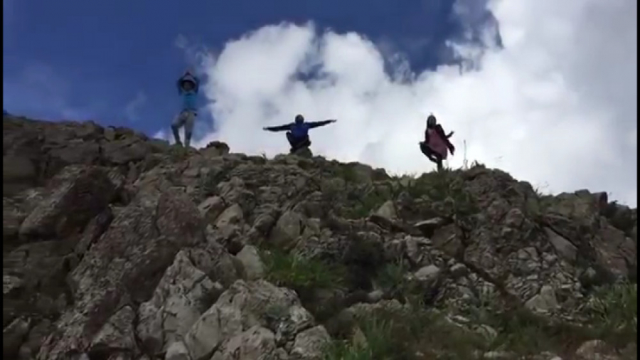 تمرین ورزش یوگا در قله های افغانستان