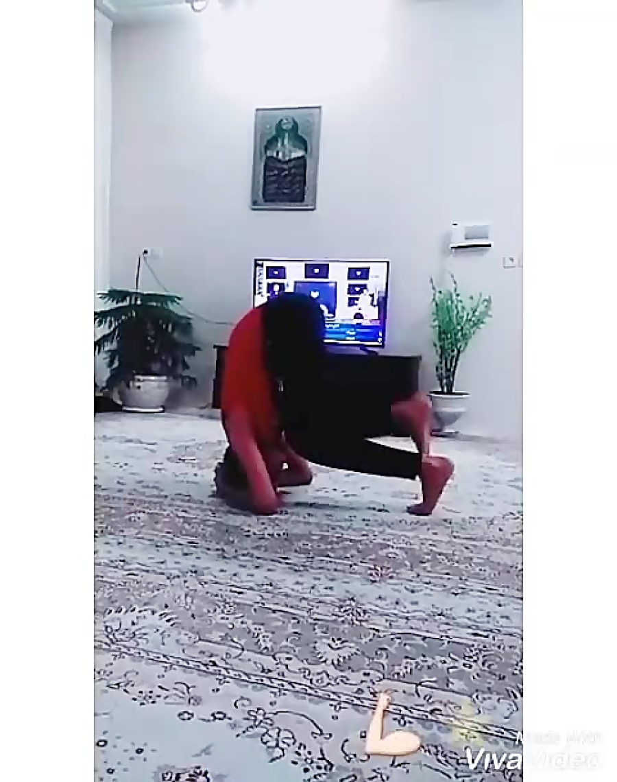 ایستادن روی سر یکی از تمرینات تمرکزی شائولین و یوگا توسط امیر محمد رئوف