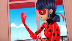 دختر کفشدوزکی در مقابل پیکسل ک...