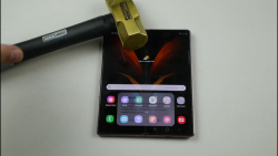 تست مقاومت گلکسی Fold 2 سامسون...