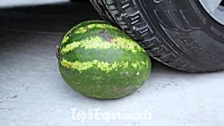 له کردن چیزهای کیوت زیر ماشین