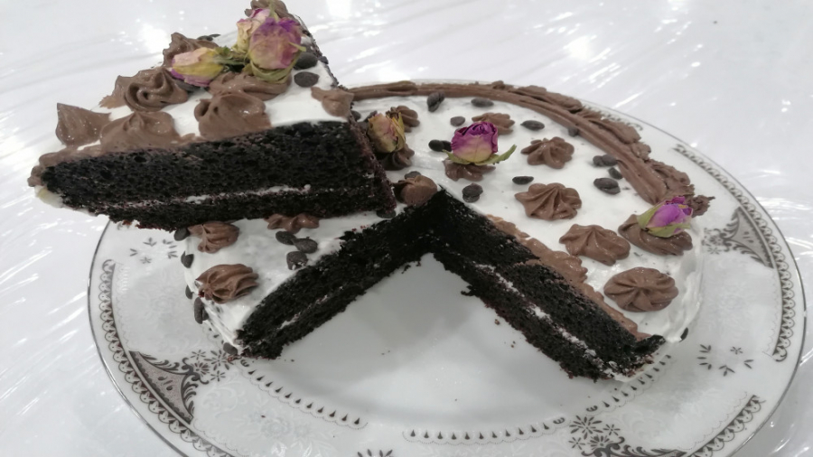 طرز تهیه کیک اسفنجی شکلاتی با 8 قاشق آرد بدون فر و همزن