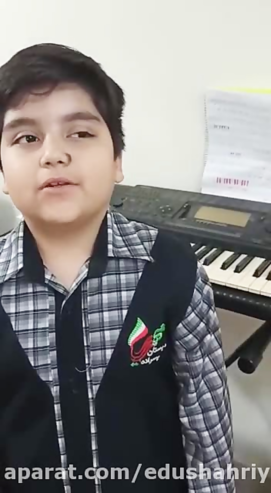 تشکر با نواختن آهنگ ملایم از س...