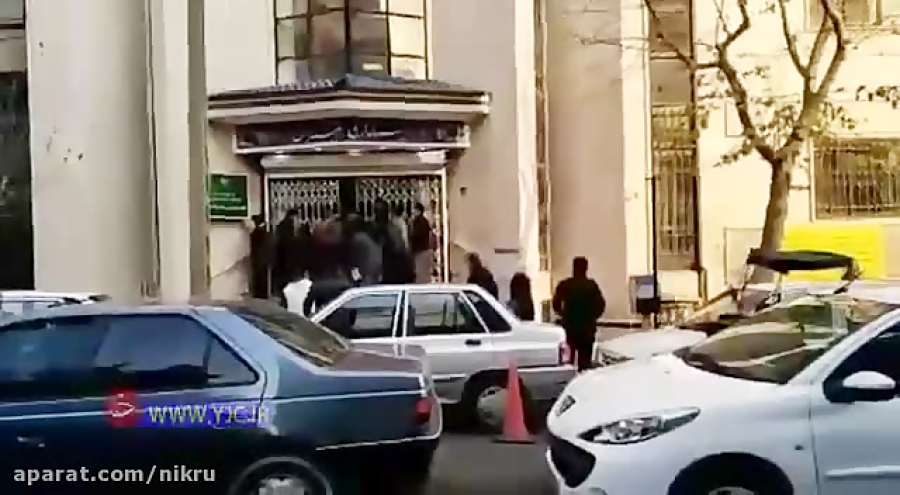 ازدحام مردم در مقابل فرمانداری تهران برای کسب مجوز خروج از تهران زمان21ثانیه