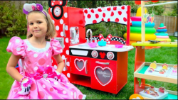 کتی با اسباب‌بازی های خود بازی...