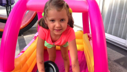 کیتی و مکس با خانه بازی کودکان...