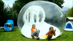 کتی و مکس با یک توپ غول پیکر ب...