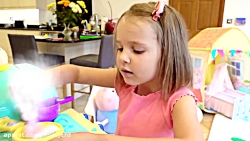 کتی با اسباب بازی خود در کافه...