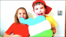 کتی و مکس دندان‌هایشان را مسوا...