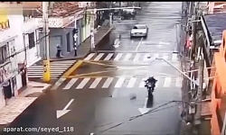 از چراغ قرمز عبور کرد، زن و شو...