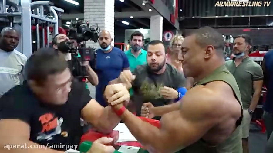 SCHOOLBOY VS WORLD STRONGEST BODYBUILDER LARRY WHEELS ARM WRESTLING