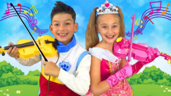 ساشا و مکس آواز می خوانند و با...