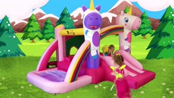 ساشا یک تخم مرغ غول پیکر را می...