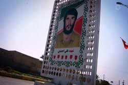 مادر شهیدی که هر روز غبار از تمثال پسر شهیدش بر می گیرد