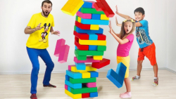 ساشا و بابا با لگو تویز روی صو...